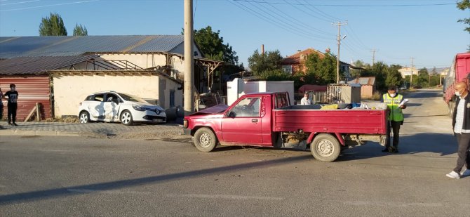 Isparta'da kamyonet ile otomobil çarpıştı: 6 yaralı