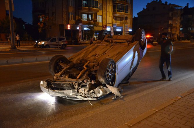 Karaman'da otomobil devrildi 2 kişi yaralandı