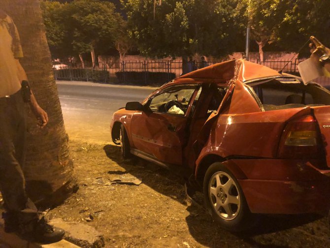 Mersin'de ağaca çarpan otomobilin sürücüsü yaralandı