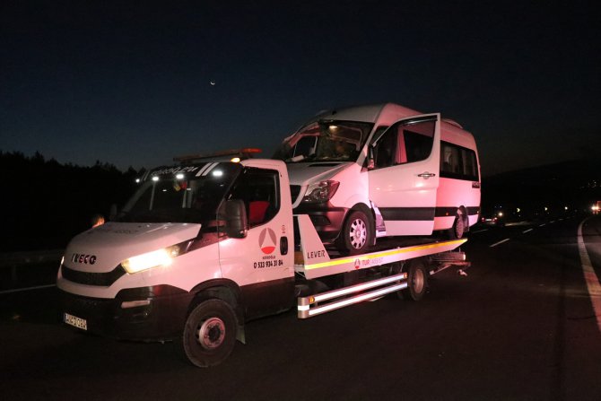 Cenazeye gidenleri taşıyan minibüs devrildi: 13 yaralı