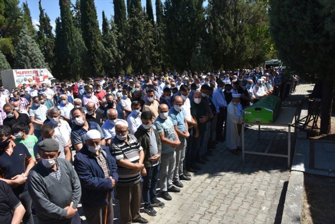 Kaza sonrası yol kenarında bekleyen sürücü otomobilin çarpması sonucu öldü