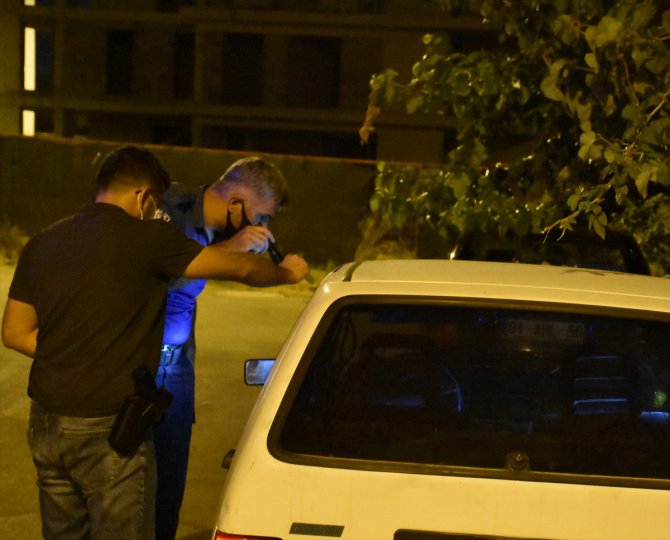 Adana'da hırsızlık şüphelisi soymaya çalıştığı otomobilde yakalandı