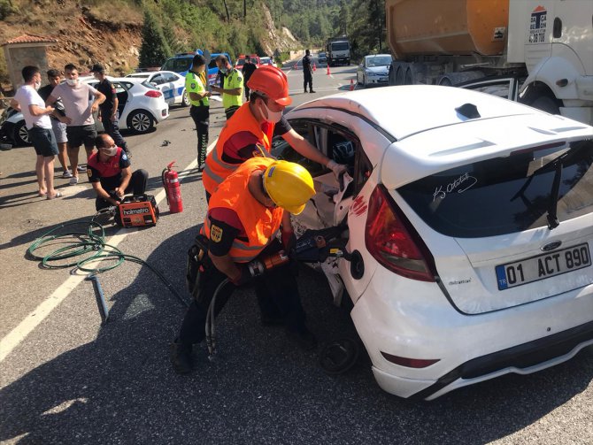 Muğla'da iki otomobil çarpıştı 5 kişi yaralandı