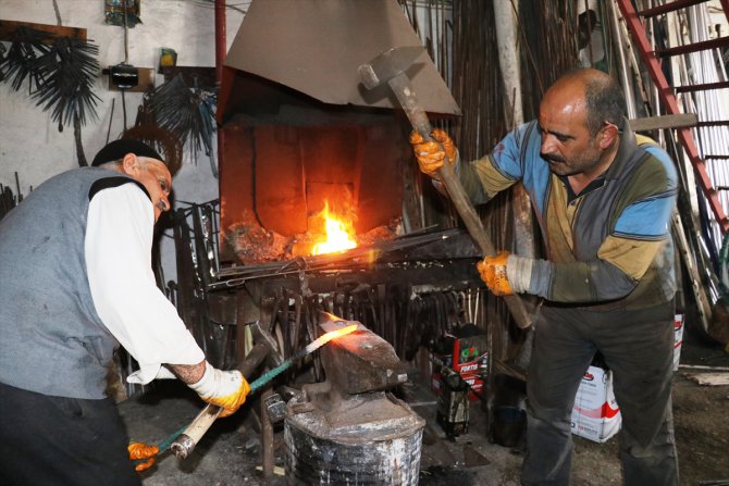 Ömrünü kızgın demire çekiç sallayarak geçiren demirci mesleğini yaşatmak istiyor