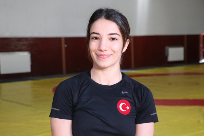 Kadın güreşçiler adlarını spor tarihine yazdırmak için mindere çıkacak