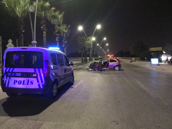 Adana'da otomobil ağaca çarptı: 1 yaralı