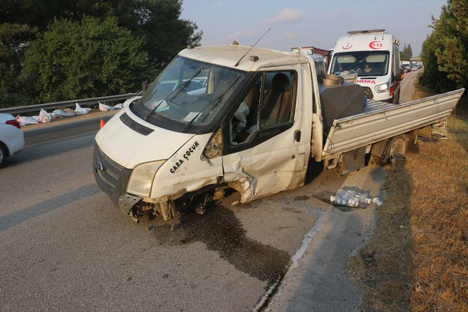 Adana'da kamyonet devrildi: 2 yaralı