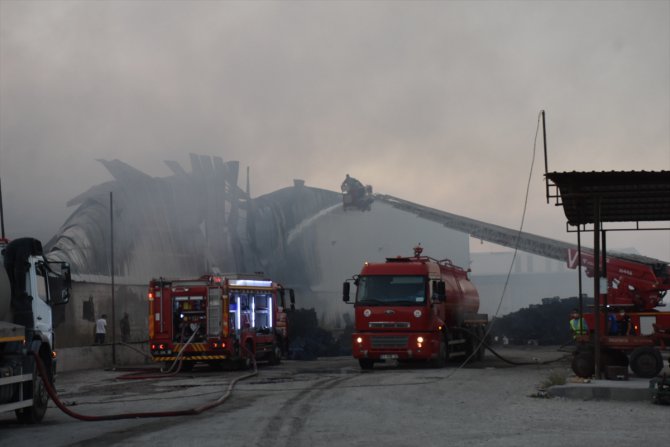 GÜNCELLEME - Adana'da geri dönüşüm fabrikasında çıkan yangın söndürüldü