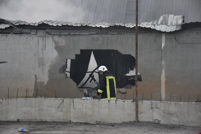 GÜNCELLEME - Adana'da geri dönüşüm fabrikasında çıkan yangın söndürüldü