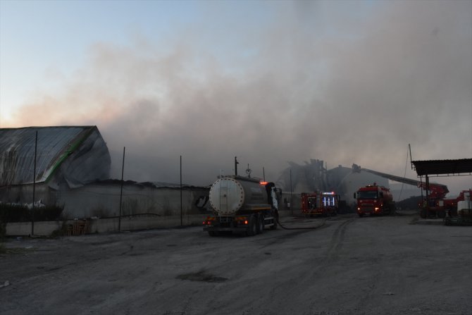 GÜNCELLEME - Adana'da geri dönüşüm fabrikasında çıkan yangın söndürüldü