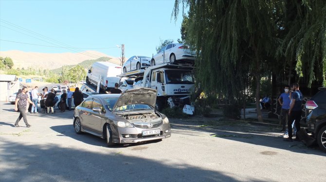 Elazığ'da tır park halindeki 5 otomobile çarptı