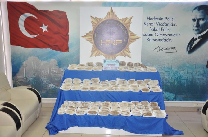 Hatay'da bir otomobilde 47,5 kilogram takoz esrar ele geçirildi