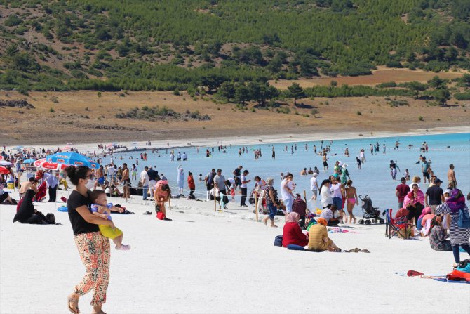 Salda Gölü'nde hafta sonu yoğunluğu yaşanıyor