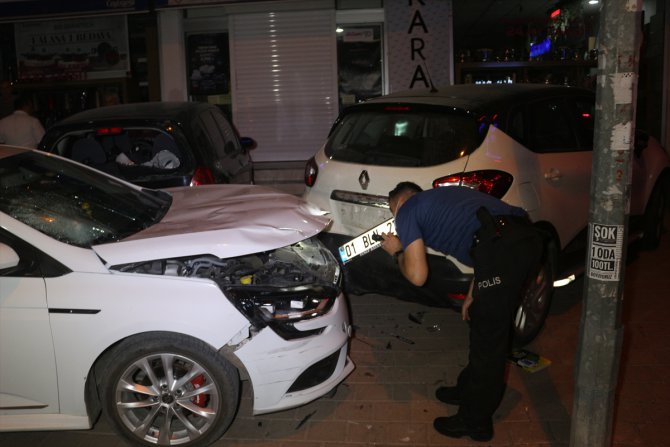 Adana'da kaldırımda yürürken otomobil çarpan çift ağır yaralandı