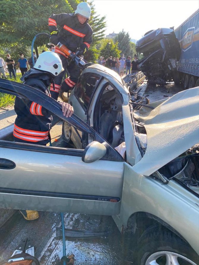 Trabzon'da tır refüjü aşarak otomobille çarpıştı: 1 ölü