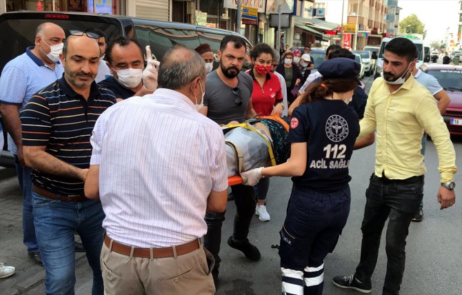 Kazada yaralanan yayaya ilk müdahaleyi telefon bayisinde çalışan kadın yaptı