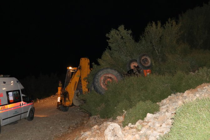 Burdur'da devrilen traktörün altında kalan sürücü hayatını kaybetti