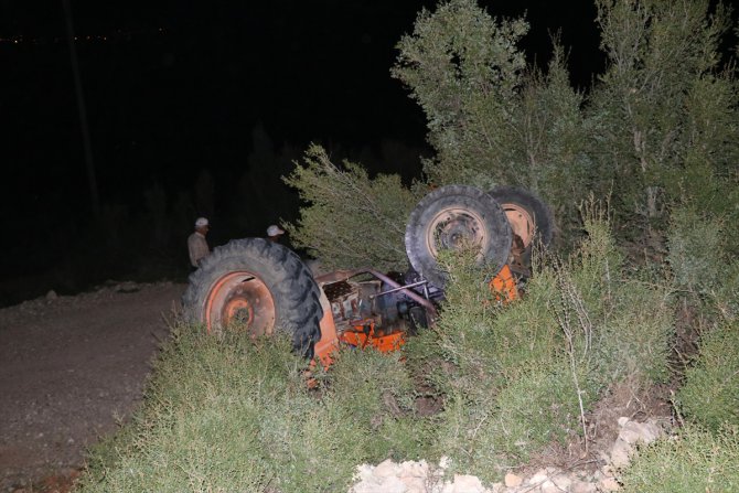 Burdur'da devrilen traktörün altında kalan sürücü hayatını kaybetti