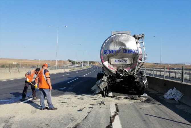 Tekirdağ'da yağ tankerine arkadan çarpan tırın sürücüsü öldü