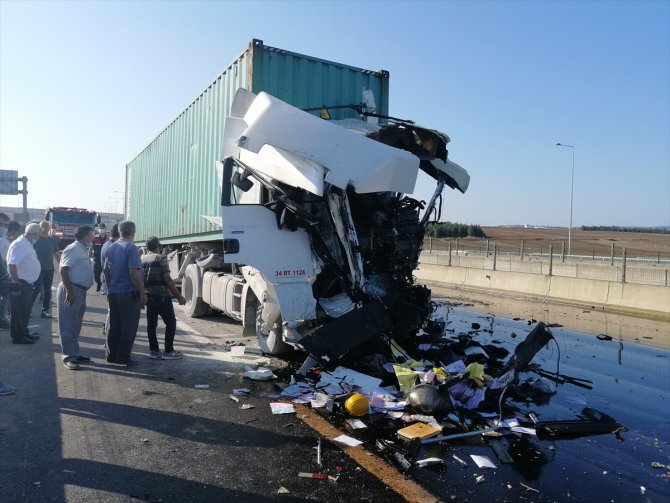 Tekirdağ'da yağ tankerine arkadan çarpan tırın sürücüsü öldü