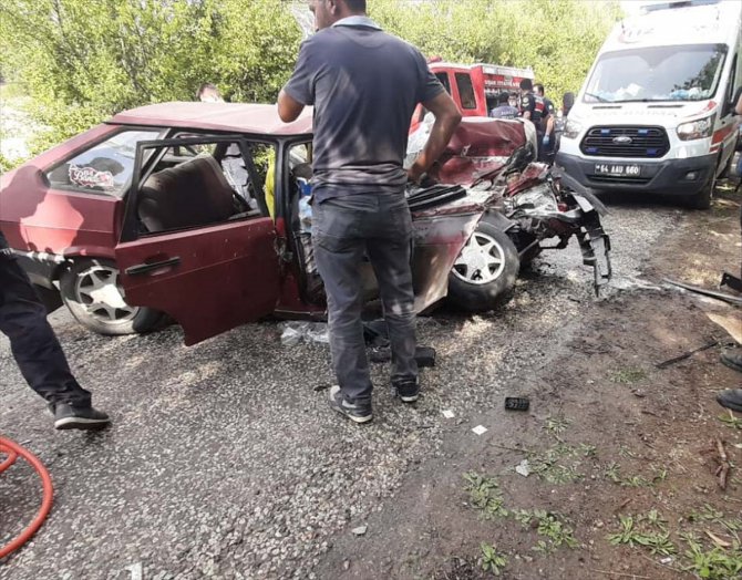 Uşak'ta beton mikseri ile otomobilin çarpıştığı kazada 3 kişi yaralandı