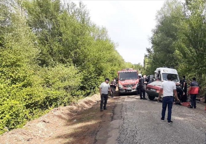 Uşak'ta beton mikseri ile otomobilin çarpıştığı kazada 3 kişi yaralandı