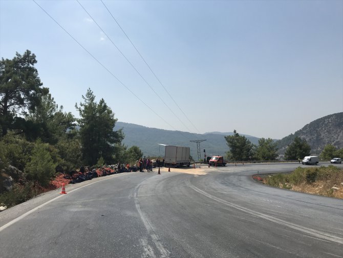 Freni patlayan kamyondan atlayan yolcu hayatını kaybetti