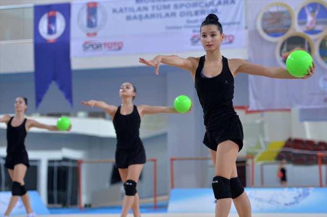 Ritmik Cimnastik Grup Milli Takımı, Avrupa Şampiyonası'na Mersin'de hazırlanıyor