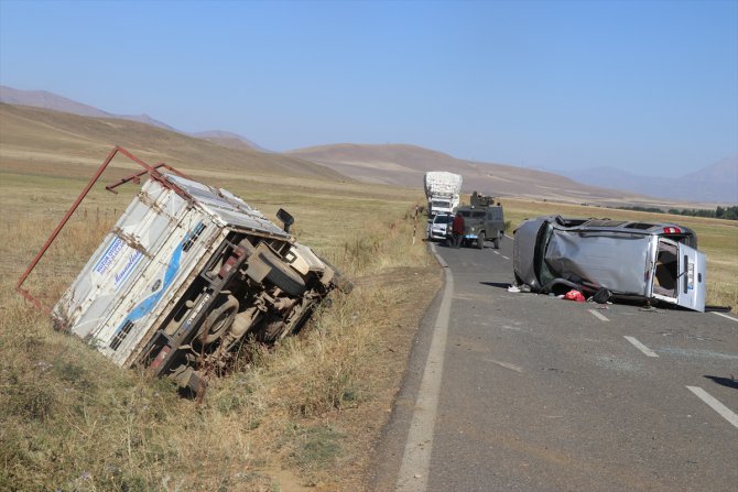 Ağrı'da devrilen araca çarpmamak için manevra yapan kamyonet de devrildi: 6 yaralı