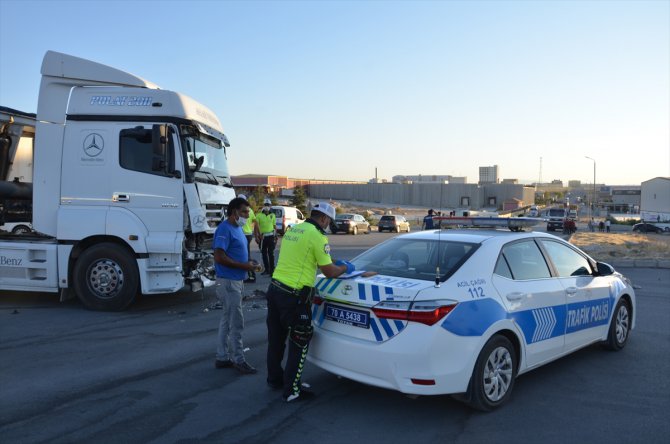 Karaman'da çekici ile servis otobüsü çarpıştı: 11 yaralı