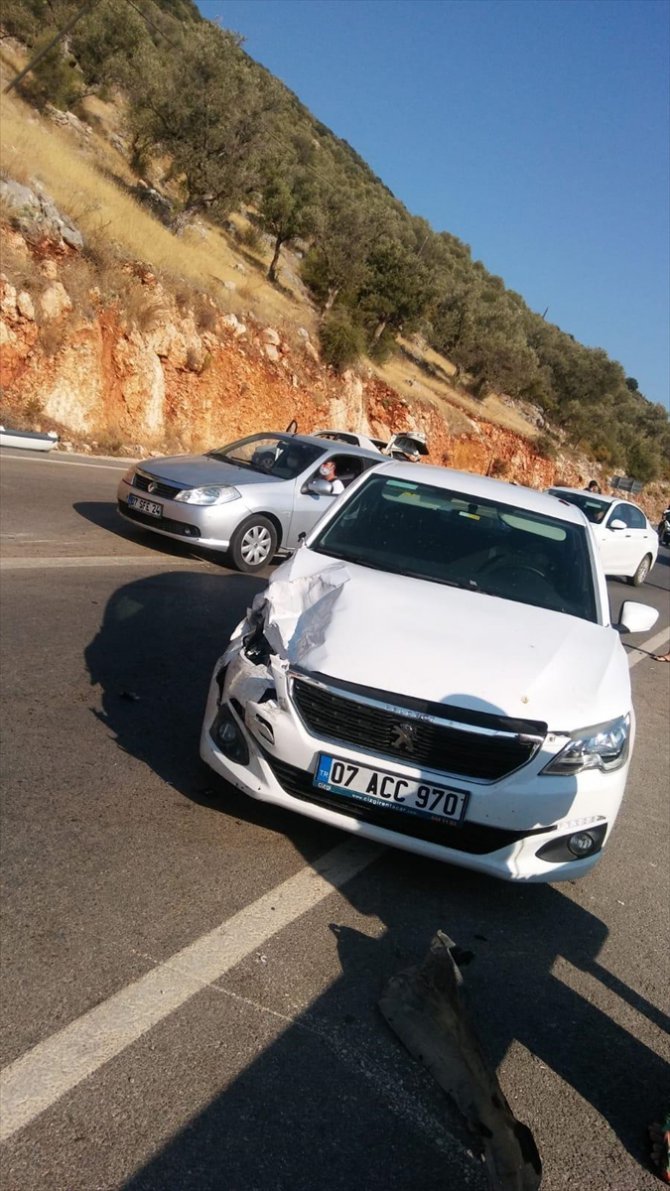 Antalya'da zincirleme trafik kazasında 7 kişi yaralandı