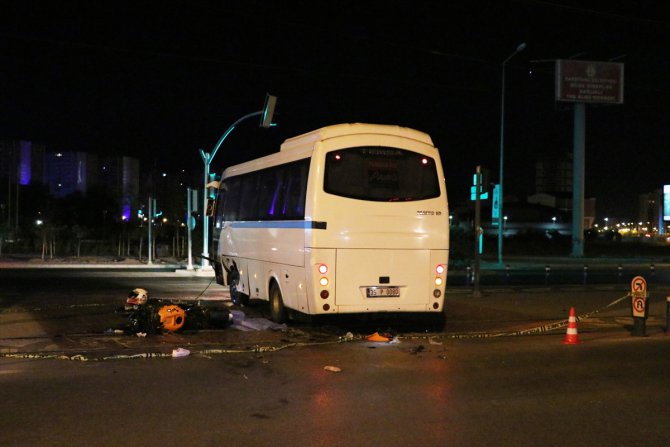 İzmir'de minibüse çarpan motosikletin sürücüsü öldü