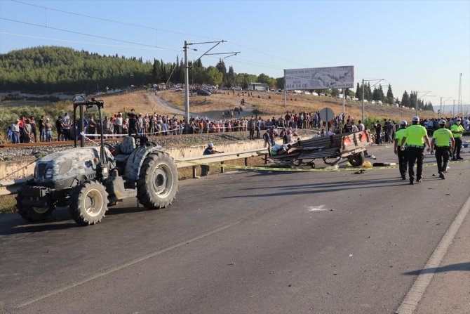 Ölümlü trafik kazasına karışan traktörü başka traktörle değiştirdiği belirlenen 2 kişi tutuklandı