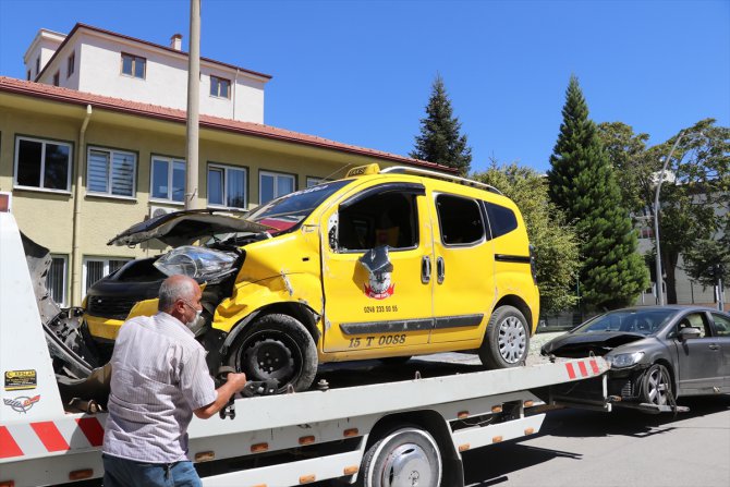 Burdur'da otomobil ile taksi çarpıştı: 8 yaralı