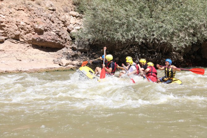 Eski TBMM Başkanı Yıldırım, memleketi Erzincan'daki Karasu Nehri'nde rafting yaptı: