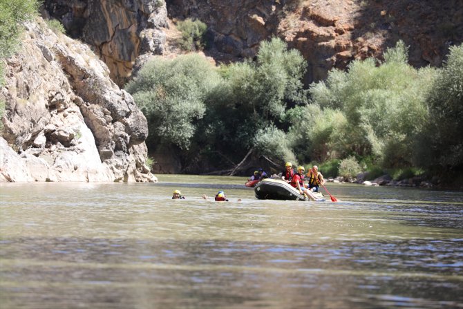 Eski TBMM Başkanı Yıldırım, memleketi Erzincan'daki Karasu Nehri'nde rafting yaptı: