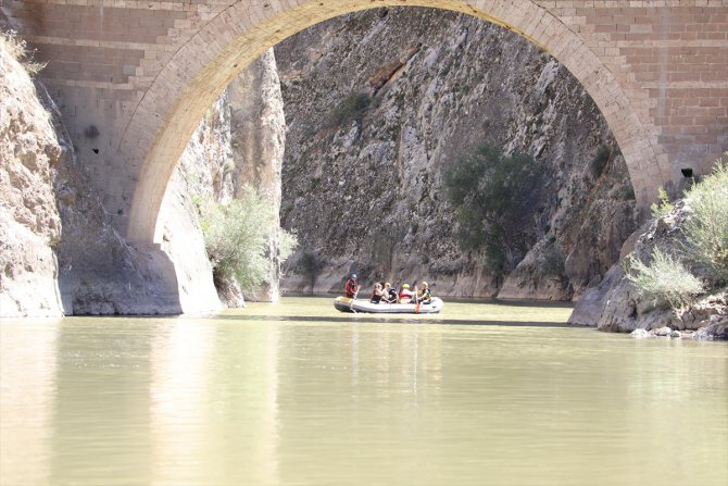 Eski TBMM Başkanı Yıldırım, memleketi Erzincan'daki Karasu Nehri'nde rafting yaptı: