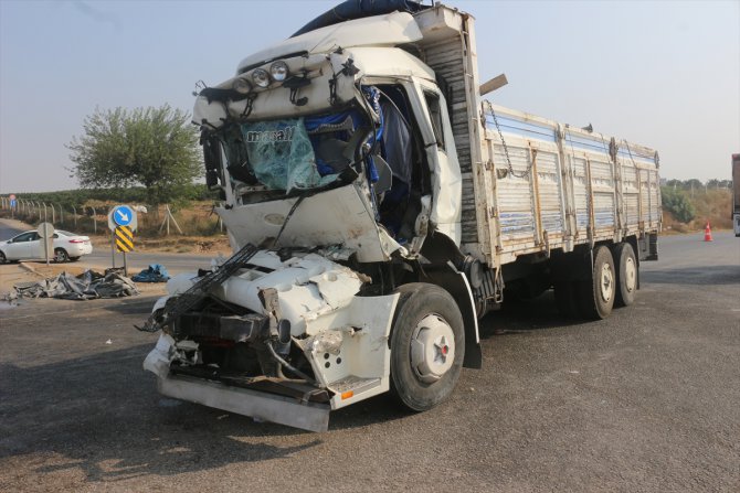 Adana'da iki kamyon çarpıştı: 1 yaralı