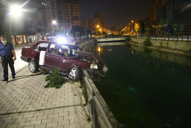 Adana'da sulama kanalına düşmekten demir korkuluk kurtardı