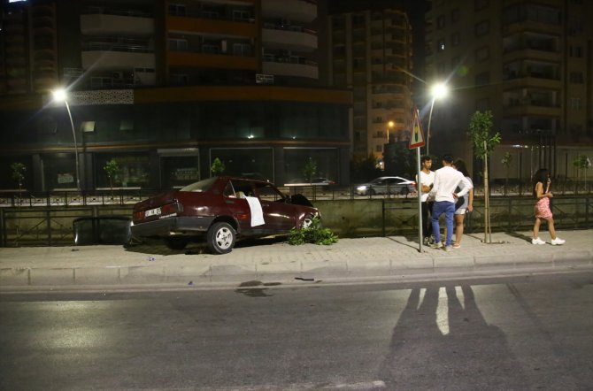 Adana'da sulama kanalına düşmekten demir korkuluk kurtardı