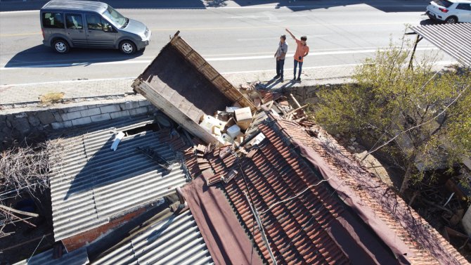 Bodrum'da kamyonet eve girdi: 2 yaralı