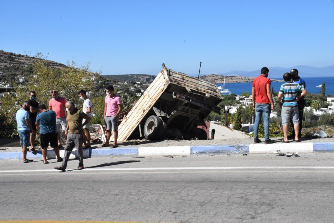 Bodrum'da kamyonet eve girdi: 2 yaralı