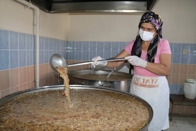 Erzincan'da muharrem ayı dolayısıyla 10 bin kişiye aşure dağıtımı başladı