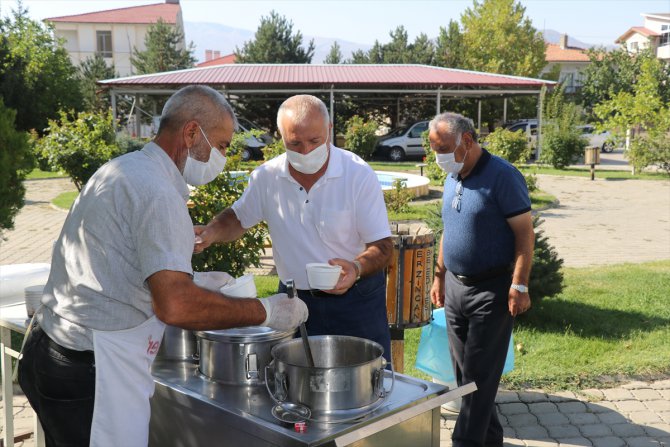 Erzincan'da muharrem ayı dolayısıyla 10 bin kişiye aşure dağıtımı başladı