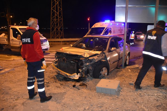 Kars'ta otomobil ile kamyonet çarpıştı: 2 yaralı