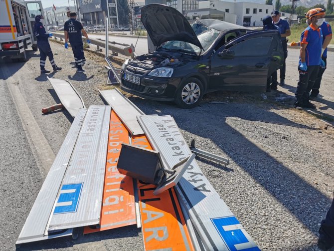 Afyonkarahisar'da yön levhası direğine çarpan otomobilin sürücüsü öldü