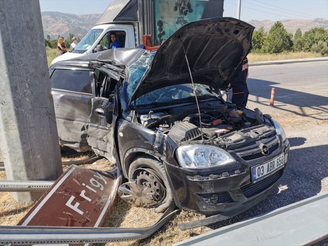 Afyonkarahisar'da yön levhası direğine çarpan otomobilin sürücüsü öldü