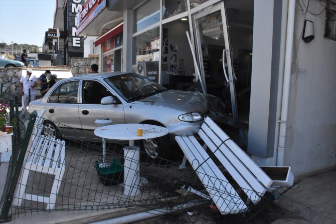 Bodrum'da kontrolden çıkan otomobil iş yerine girdi