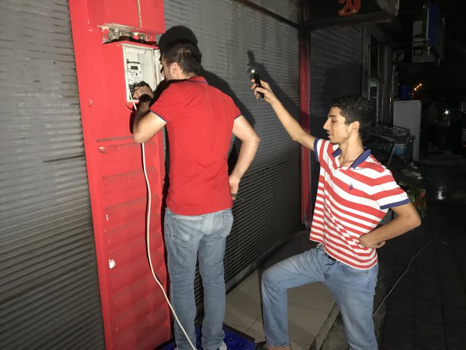 Adana'da elektrikler kesilince iş yerinde mahsur kaldılar
