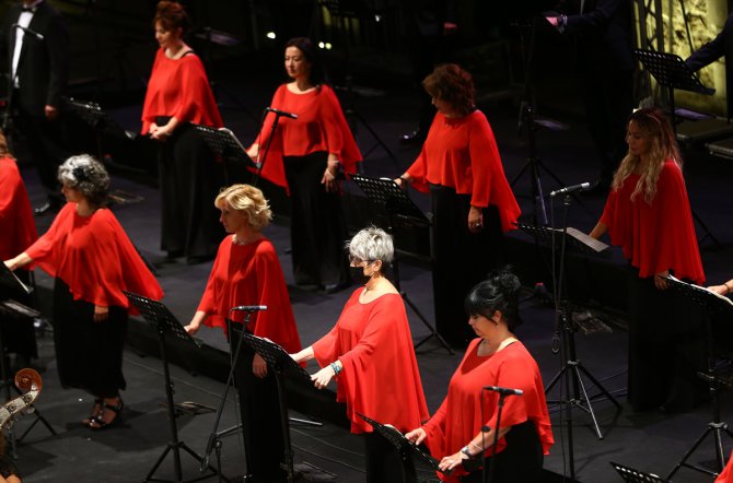 CSO ile Devlet Çoksesli Korosu, sezonun ilk konserinde müzikseverlerle buluştu